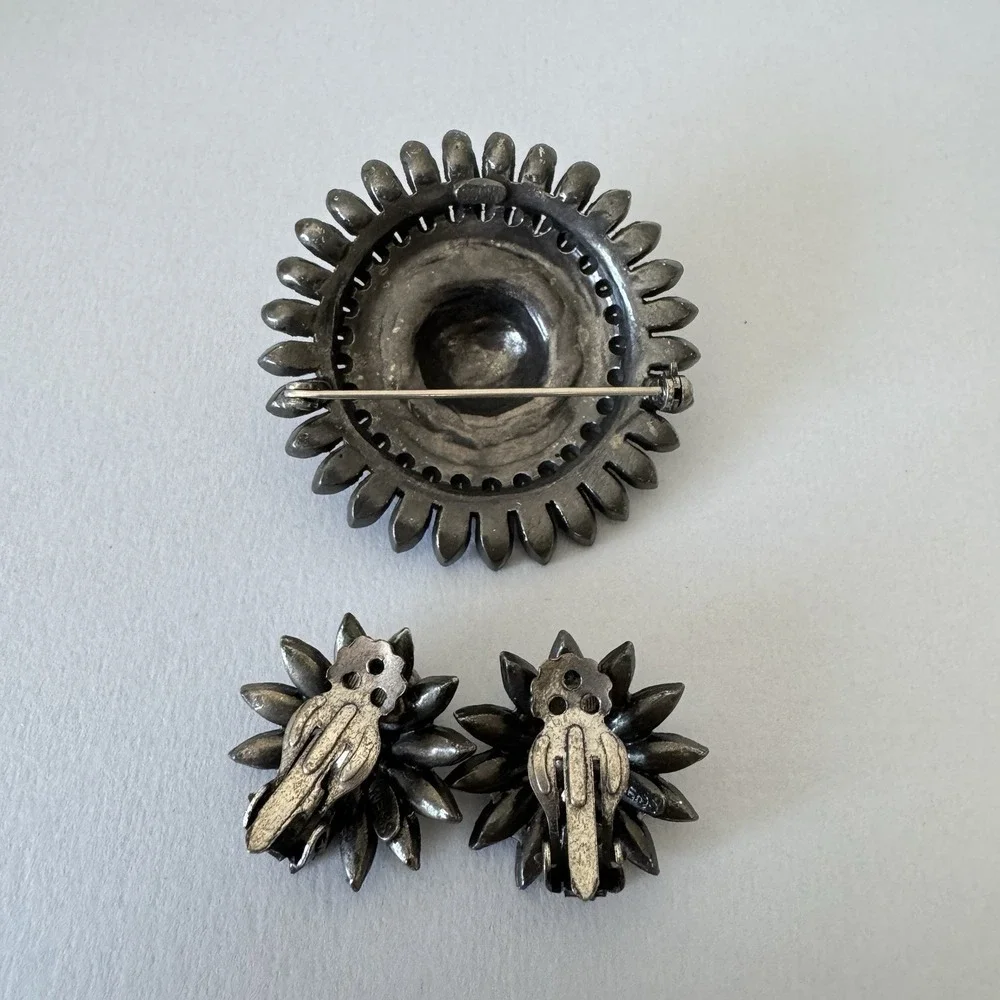 Vintage Weiss Brooch‎ Earrings Set Gray Dark Rhinestones Domed Floral Starburst